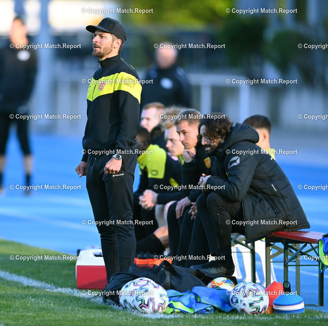 Fussball Landesliga SV Tuebingen - SC 04 Tuttlingen | Fussball Landesliga 2021/2022    27.03.2022SV 03 Tuebingen - SC 04 TuttlingenTrainer Juergern Moessmer ( SV 03 Tuebingen) vor der BankFOTO: ULMER PressebildagenturxxNOxMODELxRELEASExx