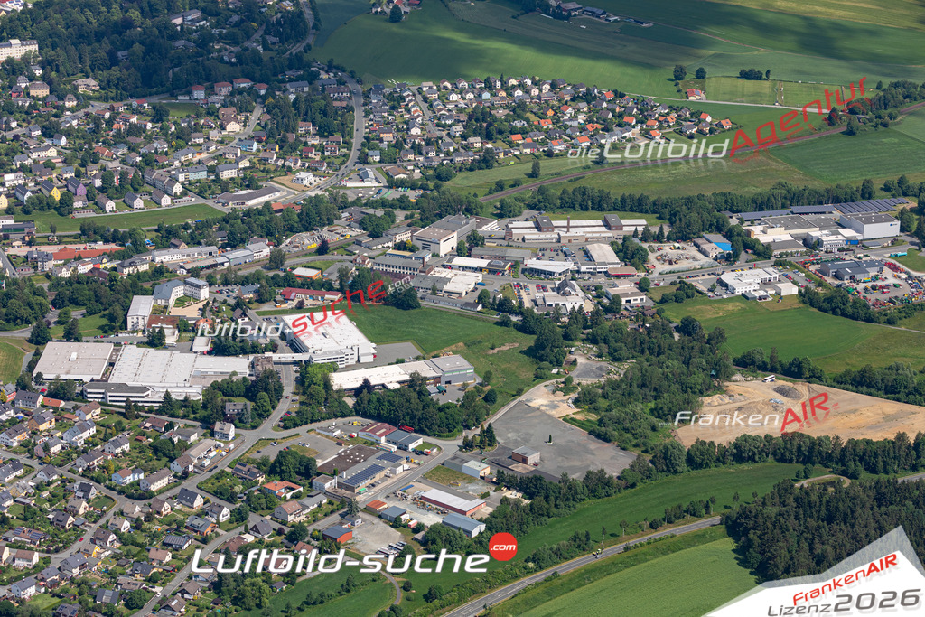 Die Luftbildaufnahme Industriegebiet - Münchberg wurde 2019 mittels Flugzeug (keine Drohne) erstellt. Perfekte Schärfe und Druck- Ergebnisse- Garantiert!