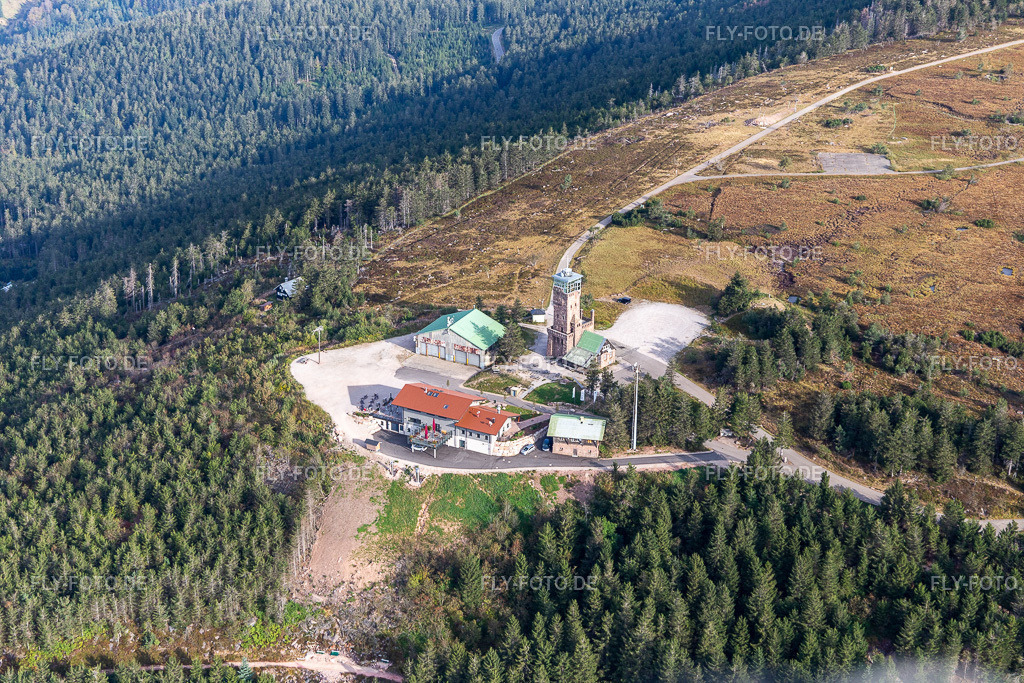 Bergrettungsstation Hornisgrinde (höchster Gipfel des N-Schwarzwalds) und Bergrettungsstation Hornisgrinde - Karl-Speck Hütte, Hornisgrindeturm, Bismarckturm und Grinde Hütte in Seebach | Luftbild: Bergrettungsstation Hornisgrinde (höchster Gipfel des N-Schwarzwalds) und Bergrettungsstation Hornisgrinde - Karl-Speck Hütte, Hornisgrindeturm, Bismarckturm und Grinde Hütte in Seebach im Ortsteil Obersasbach in Sasbach im Bundesland Baden-Württemberg in Deutschland. Foto: IMG_008840.jpg vom 20.09.2020 durch Werner Riehm/FLY-FOTO.de - Realisiert mit Pictrs.com