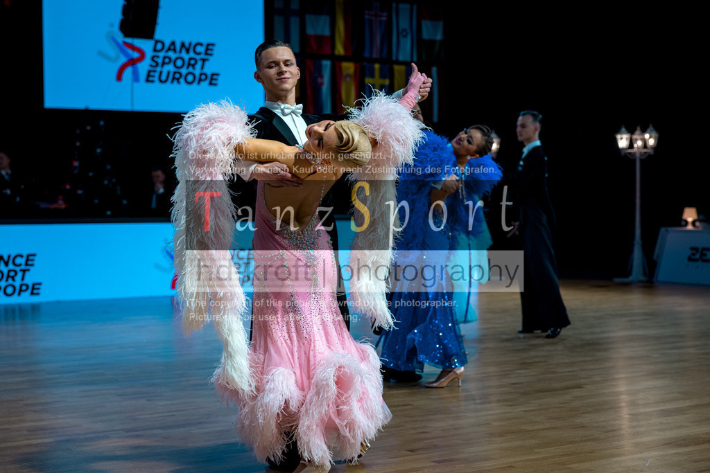 20251212_WDSF_World_Ch_Cup_RS-Std_1460-2 | Tanzsportbilder, Standardtanz, Lateintanz, WDSF, DTV, LTVB, dancecomp, goc, hessen tanzt, blaues band der spree, walzer, tango, wiener walzer, slowfox, quickstepp, samba, rumba, cha-cha-cha, paso doble. jive, hd-kroft photography, turniertanzsport