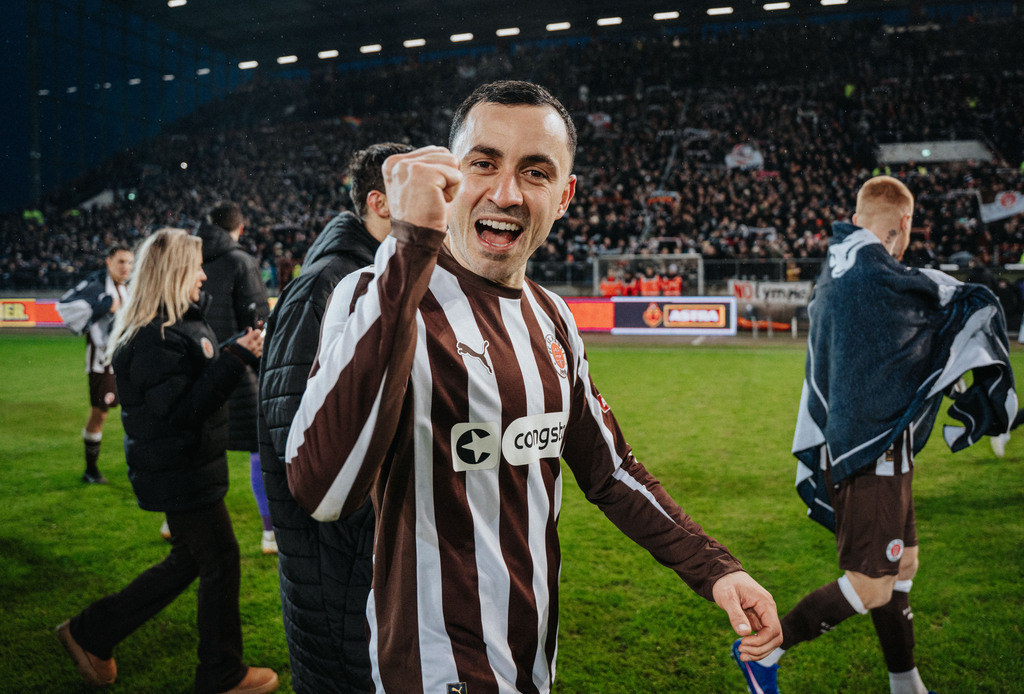 FCP03868 | Der offizielle Shop für FC St. Pauli Fotos. Wähle aus Spielszenen & Fanmomenten dein FCSP Wunschformat. Wir liefern Millerntor-Atmosphäre.
