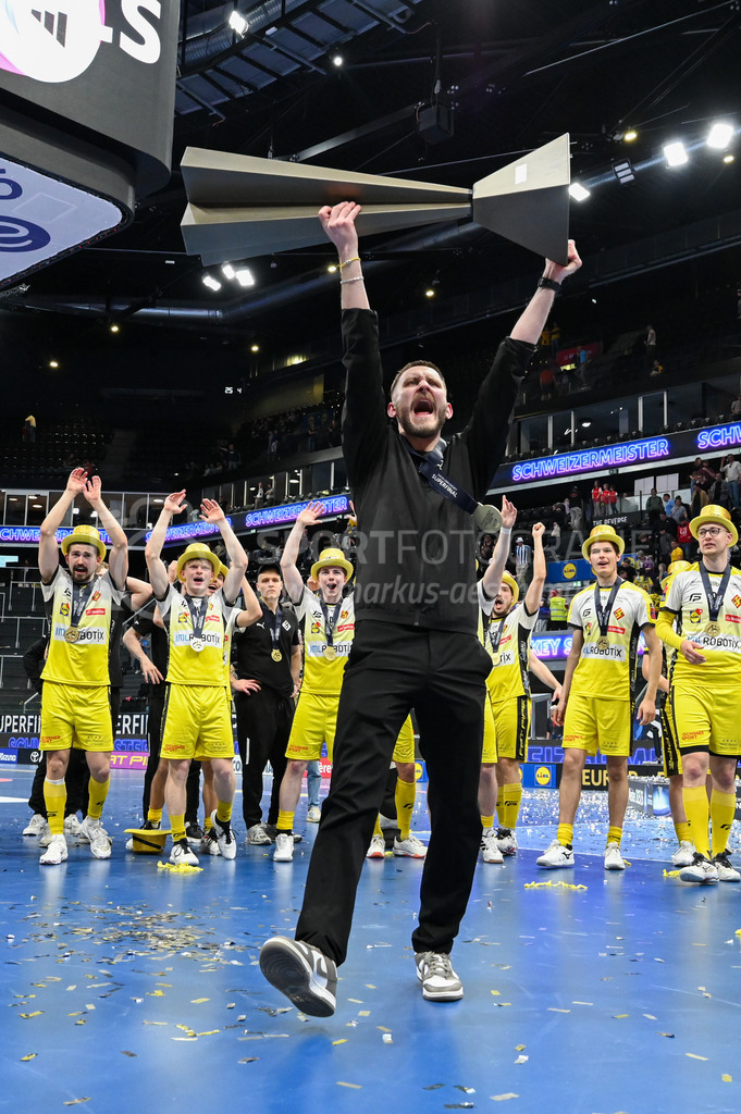 Zug United - HC Rychenberg - 25. April 2026 | Flavio Graf mit dem Pokal am L-UPL Superfinal-Spiel zwischen Zug United und HC Rychenberg am 25. April 2026 in der BCF Arena, Fribourg, Schweiz.Bild: Sportfotografie Markus Aeschimann | www.markus-aeschimann.ch - Realisiert mit Pictrs.com