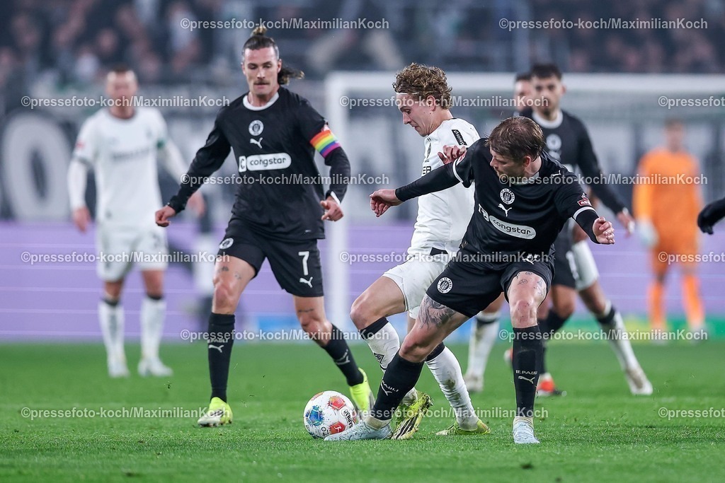 BMG13032601039 | 13.03.2026, Fußball, Borussia Mönchengladbach - FC St. Pauli, 1. Fußball Bundesliga, 26.Spieltag, Borussia-Park, Saison 2025 2026: Jackson Irvine&nbsp;(FC St.Pauli #07) Eric Smith&nbsp;(FC St.Pauli #08) im Zweikampf gegen  Hugo Bolin&nbsp;(Borussia Mönchengladbach #38)  DFB regulations prohibit any use of photographs as image sequences and or quasi-video.