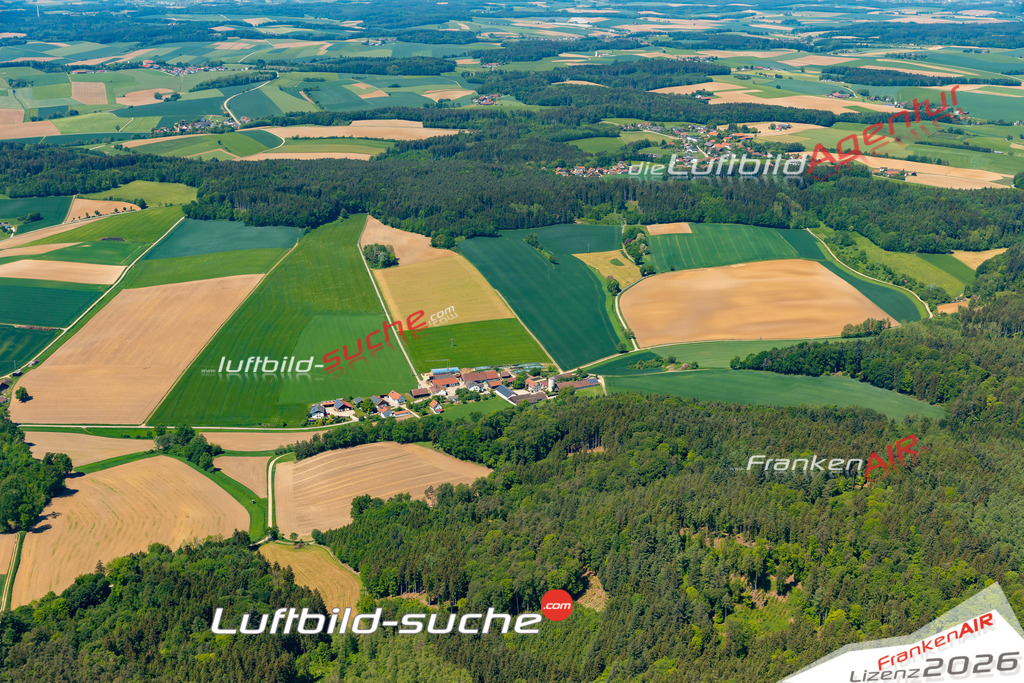 Das Luftbild zeigt : Pestendorf Weng - Die Luftaufnahme wurde 2024 vom UL-Flugzeug aus erstellt ( keine Drohne ) - Hochauflösende Luftaufnahme - Für grossformatige Ausdrucke geeignet. Die Geschenkidee !Mit Lizenz und Bildrechte bestellbar