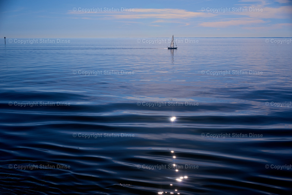 _DSC8828 | Findlinge im Eis, Zeesenboote bei der Traditionsregatta, eine Seebrücke im Sonnenaufgang - mit den Bildern aus dieser Galerie erhalten Sie wunderschöne Aufnahmen über das ganze Jahr. Ein tolles Produkt zum Verschenken, Werben oder zum Träumen vom nächsten - Realisiert mit Pictrs.com