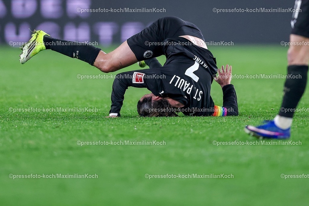 BMG13032601065 | 13.03.2026, Fußball, Borussia Mönchengladbach - FC St. Pauli, 1. Fußball Bundesliga, 26.Spieltag, Borussia-Park, Saison 2025 2026: Jackson Irvine&nbsp;(FC St.Pauli #07) stürzt nach Zusammenprall mit Kevin Diks&nbsp;(Borussia Mönchengladbach #04) zu Boden enttäuscht Enttäuschung  DFB regulations prohibit any use of photographs as image sequences and or quasi-video.