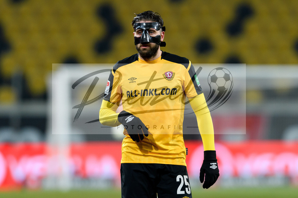 SGDHSV20220114_138 | Fussball, Herren: Brandon Borrello (SG Dynamo Dresden) schaut bei dem Spiel der 2. Bundesliga zwischen SG Dynamo Dresden und Hamburger SV im Rudolf-Harbig-Stadion am 14.01.2022 in Dresden, Deutschland.DFB / DFL REGULATIONS PROHIBIT ANY USE OF PHOTOGRAPHS AS IMAGE SEQUENCES AND/OR QUASI-VIDEO. - Realisiert mit Pictrs.com