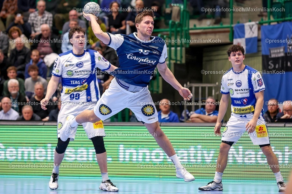 BHC11122501096 | 11.12.2025, Handball, HBL, Bergischer HC - ThSV Eisenach, Unihalle Wuppertal: Lars Kooij (BHC #15) wirft auf das Tor 