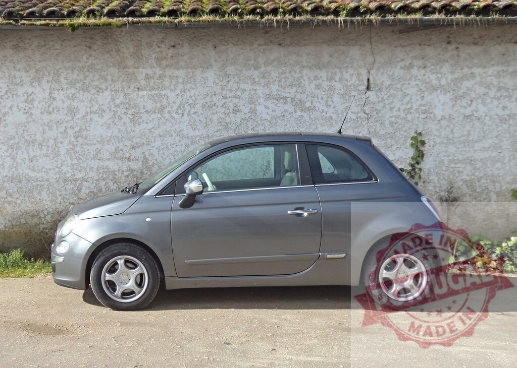 Fiat 500 parked near old weathered wall with tiled roof | Gray Fiat 500 city car parked near an old, weathered wall with a tiled roof and some vegetation - Realisiert mit Pictrs.com