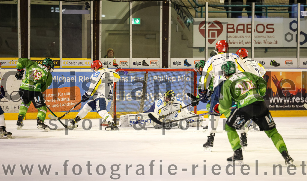 2023-12-26_056_TSV_Erding_gegen_ERV_Schweinfurt | Erding, Deutschland, 26.12.2023:
Eishockey, Bayernliga Vorrunde 2023 / 2024, 20. Spieltag, TSV Erding gegen ERV Schweinfurt, Endergebnis: 9:3

Daniel Krzizok (Erding Gladiators, #18), Christian Masel (ERV Schweinfurt, #25), Torwart Benedict Roßberg (ERV Schweinfurt, #42)

Foto: Christian Riedel / fotografie-riedel.net