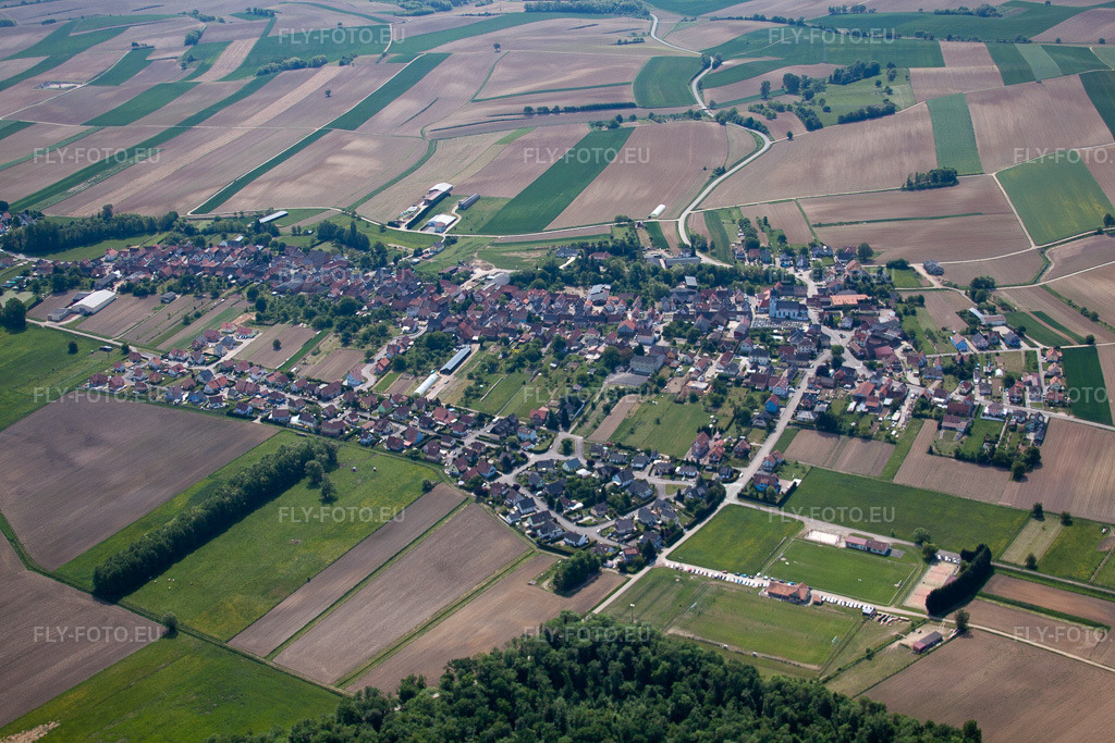 Vue aérienne: Vue de la ville depuis le nord-ouest à Niederlauterbach dans le département Bas Rhin, France – .Photo: IMG_40950(40867).jpg prise le 08/05/2011 par Werner Riehm/FLY-FOTO.eu – Résolution de l'original: 4752 x 3168 px