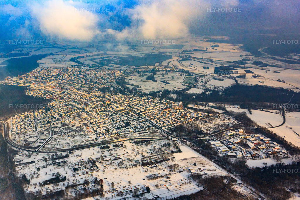 Luftbild: Stadtansicht aus Westen im Winter bei Schnee in Jockgrim im Bundesland Rheinland-Pfalz in Deutschland. Foto: IMG_35833.jpg vom 04.12.2010 durch Werner Riehm/FLY-FOTO.de