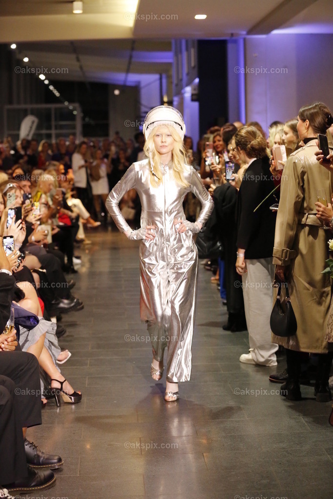 Deutschland: Fashionshow Silvermagic der brasilianischen Designerin Aline CELI während der Fashion Week Berlin | 08.09.2022, Berlin, Deutschland, Models laufen bei der Modenschau Silvermagic der brasilianischen Designerin Aline CELI während der Fashion Week Berlin im Autohaus König am 8. September 2022 in Berlin, Deutschland, über den Laufsteg.