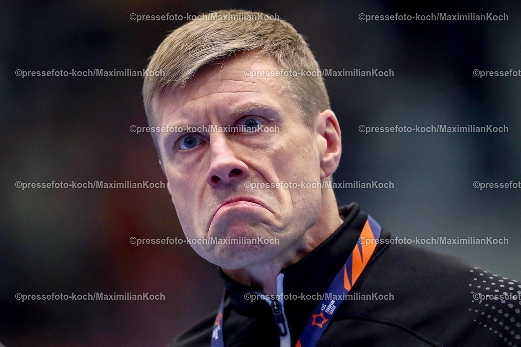 Gum11022501067 | 11.02.2025, Handball, European League - Hauptrunde Gruppe IV, VfL Gummersbach - SG Flensburg-Handewitt, Schwalbe-Arena: Trainer Gudjon Valur Sigurdsson (GUM) steht unzufrieden mit einer Grimasse am Spielfeldrand