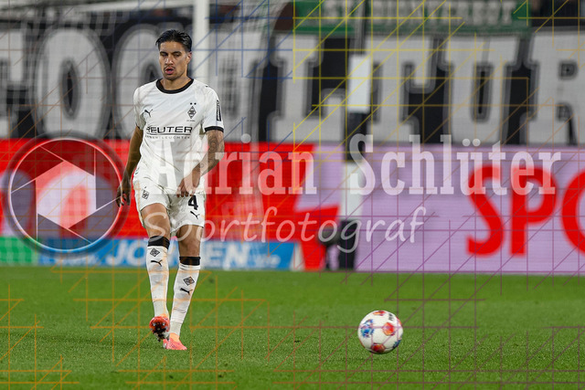 Borussia Mönchengladbach vs SC Freiburg - Bundesliga  | Mönchengladbach, Deutschland, 05.10.25:   Kevin Diks (Borussia Mönchengladbach) in Aktion am Ball, Einzelaktion waehrend des Spiels der Bundesliga zwischen Borussia Mönchengladbach vs SC Freiburg im Stadion im Borussia Park(Foto von Brauer-Fotoagentur / Adrian Schlueter)