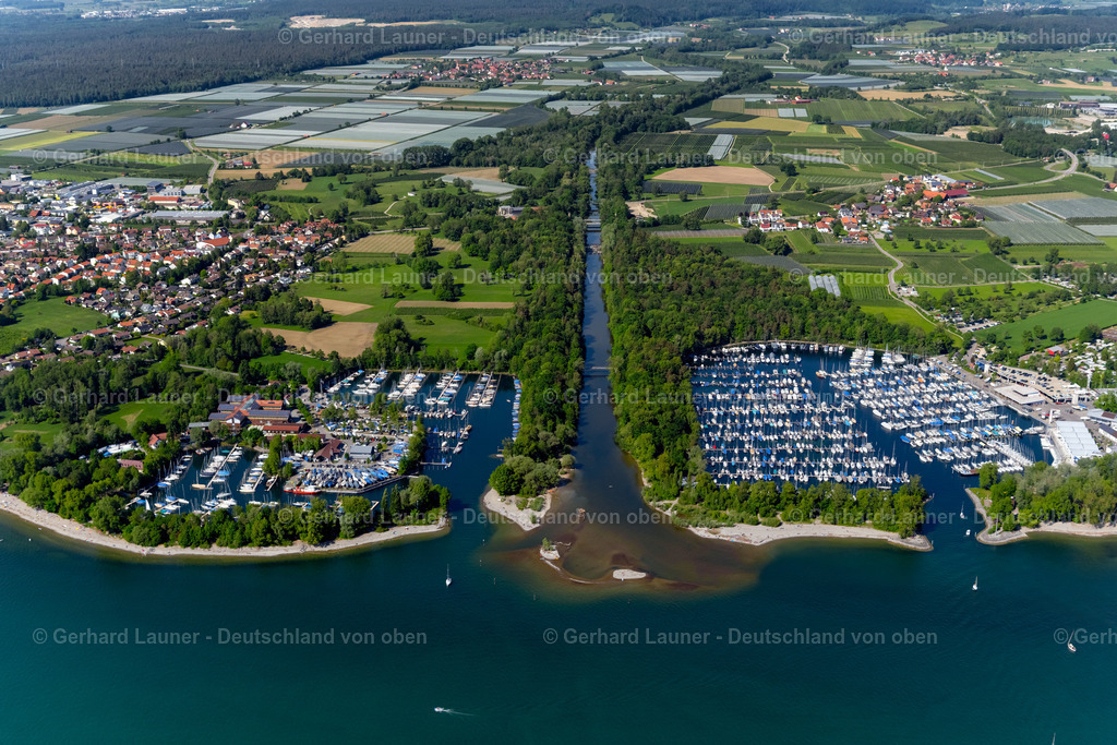 4027985 | LANGENARGEN 17.05.2020 Uferbereiche entlang der Fluss- Mündung der Argen mit Boothäfen in den Bodensee in Langenargen am Bodensee im Bundesland Baden-Württemberg, Deutschland. // Riparian areas along the river mouth of the Argen with boat ports in Lake Constance in Langenargen on Lake Constance in the state Baden-Wuerttemberg, Germany. Foto: Gerhard Launer