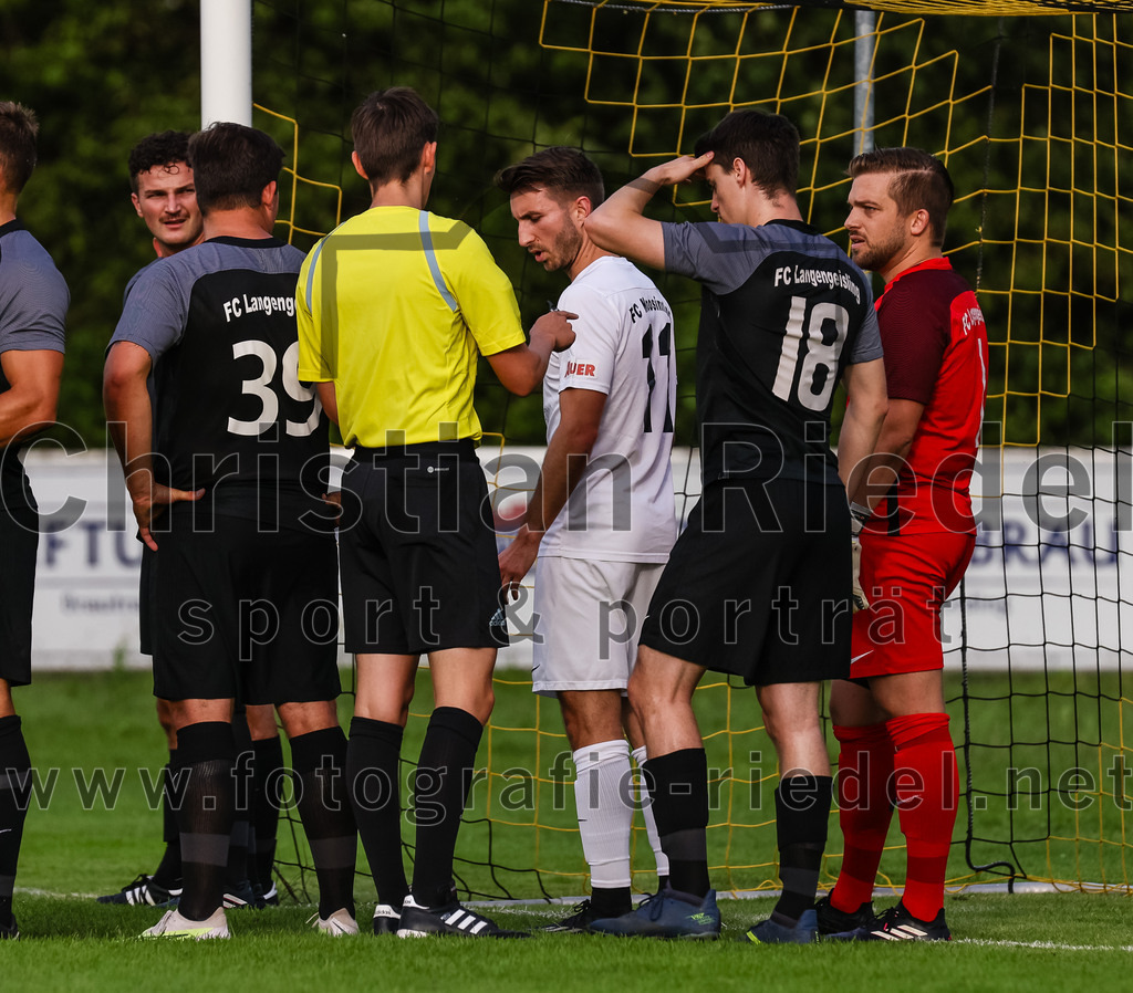 2023-08-08_050_FC_Moosinning_gegen_FC_Langengeisling | Moosinning, Deutschland, 08.08.2023:
Fußball, Bezirksliga Oberbayern Ost 2023 / 2024, 3. Spieltag, FC Moosinning gegen FC Langengeisling, Endergebnis: 0:4

Florian Rupprecht (FC Langengeisling, #39), Schiedsrichter Johannes Wagner, Maximilian Lechner (FC Moosinning, #11), Paul Bucher (FC Langengeisling, #18), Torwart Christian Brader (FC Langengeisling, #1)

Foto: Christian Riedel / fotografie-riedel.net