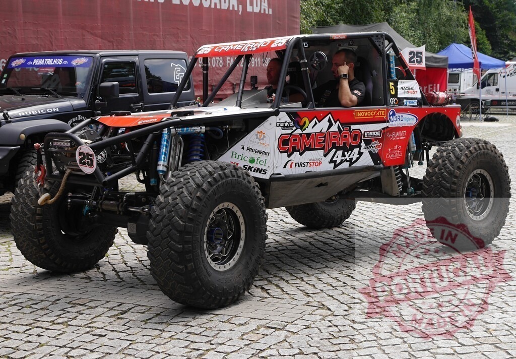Powerful red and white off-road racing vehicle waiting for the start of the race | Pilot sitting in his powerful red and white off-road buggy waiting for the start of the race - Realized with Pictrs.com