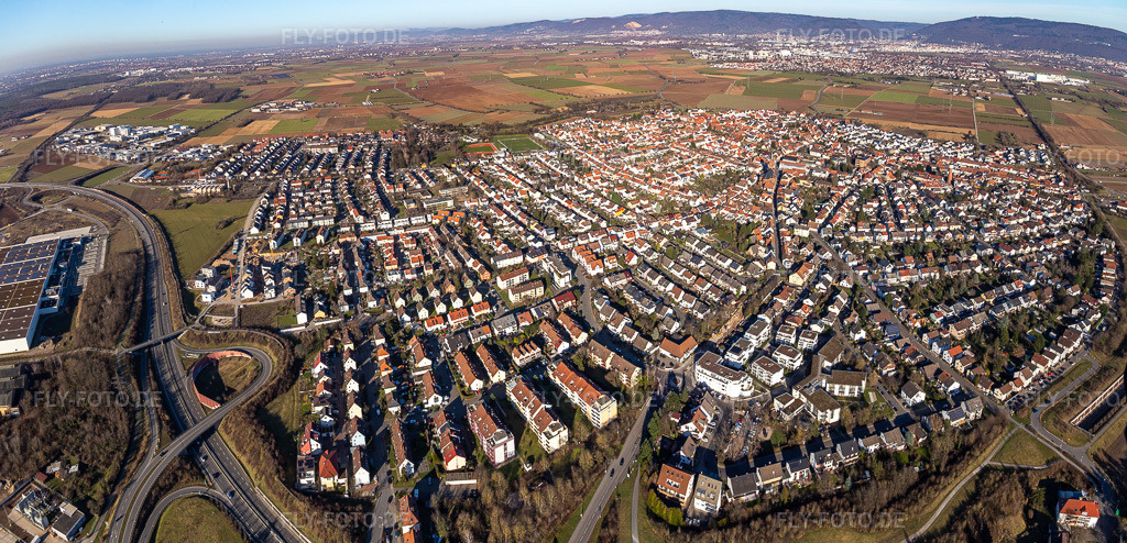 Luftbild: Ortsansicht der Straßen und Häuser der Wohngebiete in Plankstadt im Bundesland Baden-Württemberg in Deutschland. Foto: IMG_125525-Pano.jpg vom 21.02.2021 durch Werner Riehm/FLY-FOTO.de – Auflösung des Originals: 8095 x 3905 px