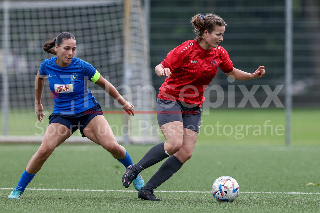 Fussball, Aufstiegsrunde Regionalliga Nord Frauen, FC Union 60 - SC Victoria Hamburg | v.li.: Amira Mobarak (SC Victoria Hamburg, 19) und Nele Düll (FC Union 60 Bremen, 19) im Zweikampf, Duell, Dynamik, Aktion, Action, Spielszene