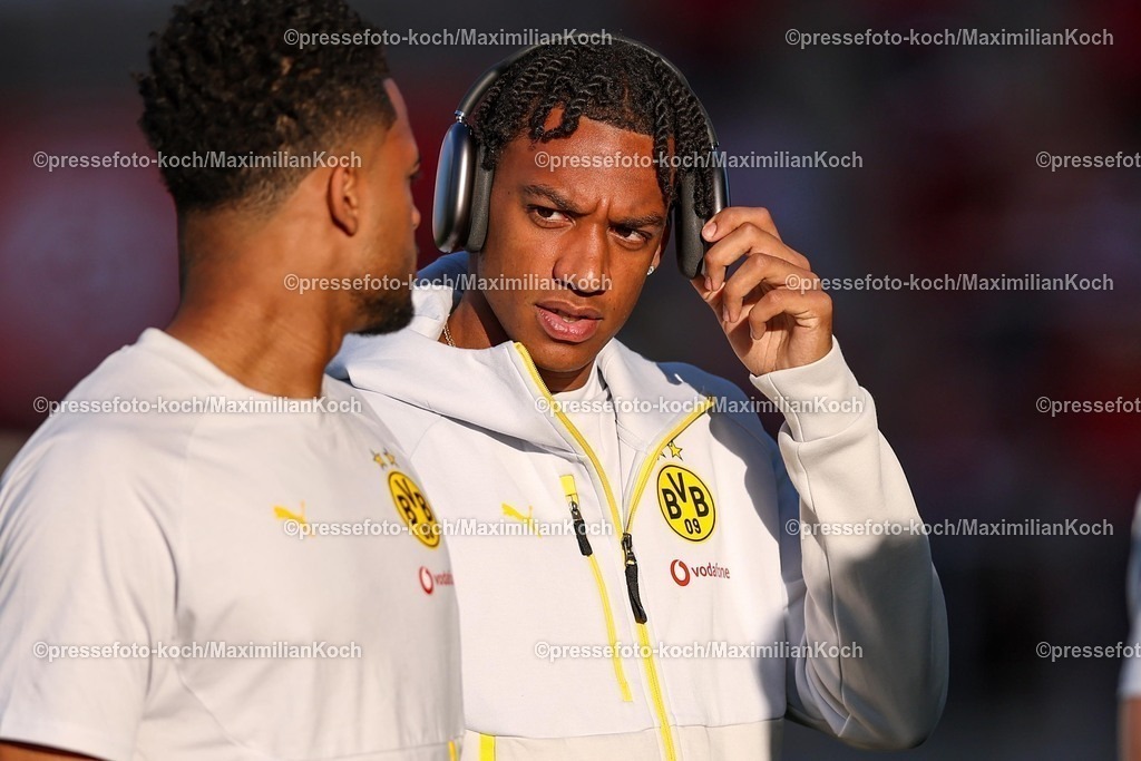 DFB18082501237 | 2025.08.18, Fußball, 1.Runde DFB-Pokal, Rot-Weiss Essen - Borussia Dortmund, Stadion Hafenstraße, Saison 2025 2026: Filippo Mane&nbsp;(BVB #39)  bei der Platzbegehung vor dem Spiel DFB regulations prohibit any use of photographs as image sequences and or quasi-video.