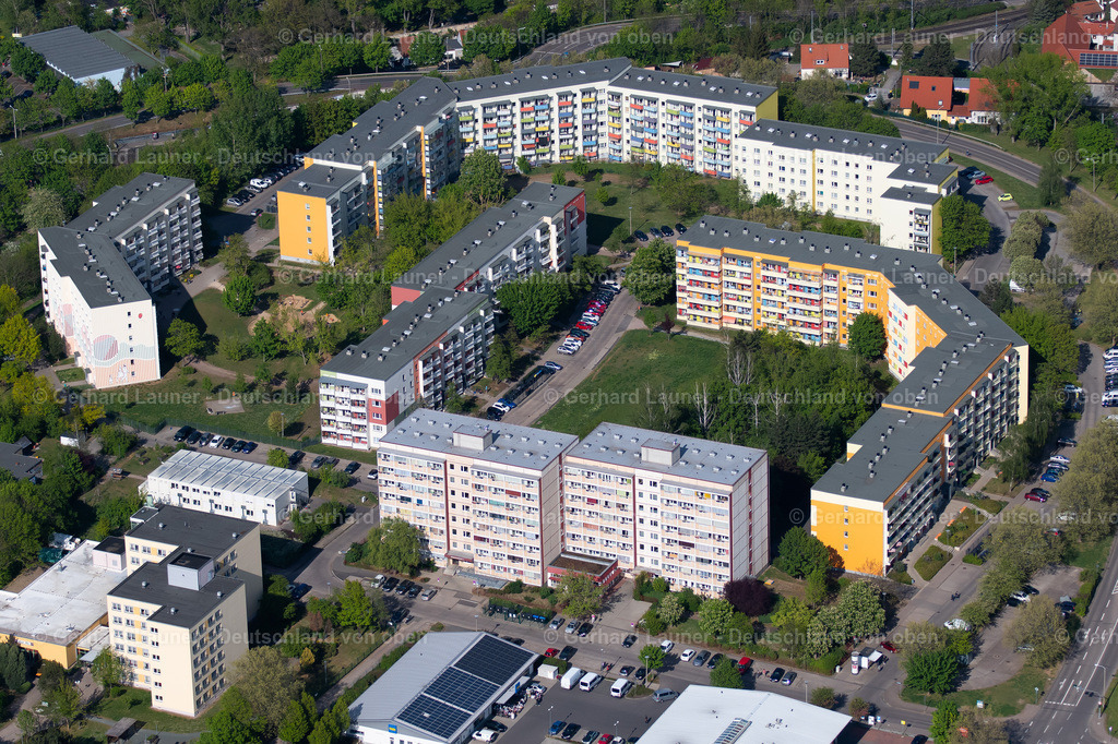4025737 | ERFURT 06.05.2020 Hochhäuser im Wohngebiet einer industriell gefertigten Plattenbau- Siedlung am Holunderweg in Erfurt im Bundesland Thüringen. // Skyscrapers in the residential area of industrially manufactured settlement at Holunderway in Erfurt in the state Thuringia. Foto: Gerhard Launer