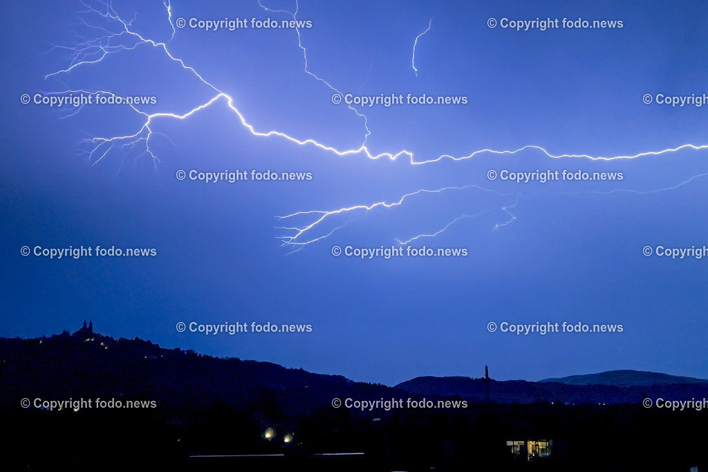 Wetter_ Gewitter_ Blitz_ 13.08.2024-3 | 13.08.2024, Linz, AUT, Wetter, Unwetter, Gewitter, im Bild Blitze, Blitz ueber der Stadt