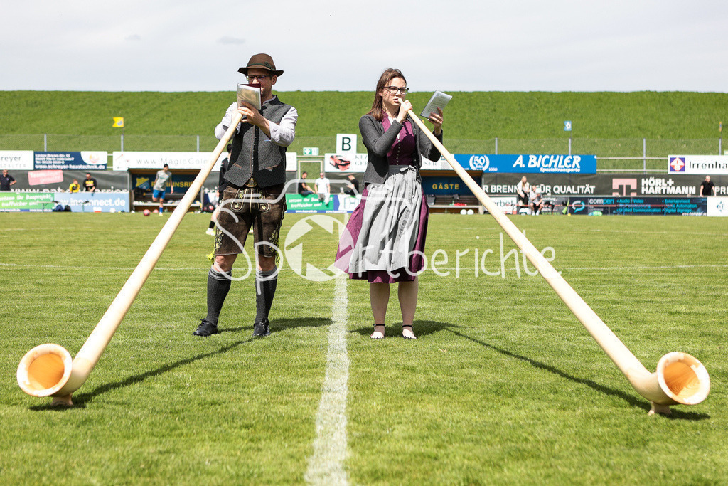 FC Pipinsried - SV Wacker Burghausen | In der Halbzeitpause gibt es Bayrische Tradition / Alphorn / Symbolbild / Bayern / Bayerische