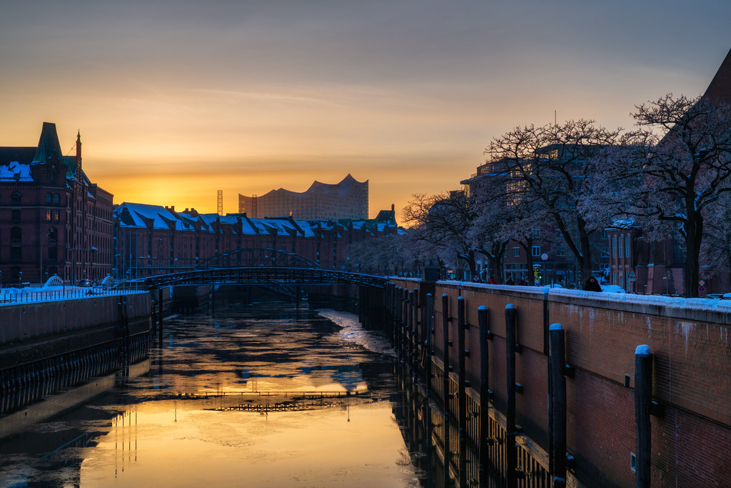 10260106 - Winter am Zollkanal | Blick über den Zollkanal auf die Speicherstadt und die Elbphilharmonie.