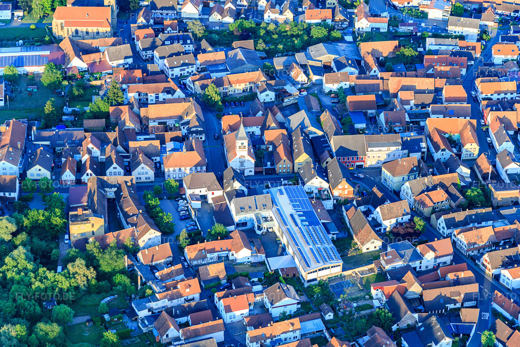 Luftbild: Autohaus Johannes GmbH & Co. KG, Opel Händler & Bosch Car Service im Ortsteil Ingenheim in Billigheim-Ingenheim im Bundesland Rheinland-Pfalz in Deutschland. Foto: IMG_080361.jpg vom 05.06.2015 durch Werner Riehm/FLY-FOTO.deAutohaus Johannes - Neu- und Gebrauchtwagen im Süden der Pfalz