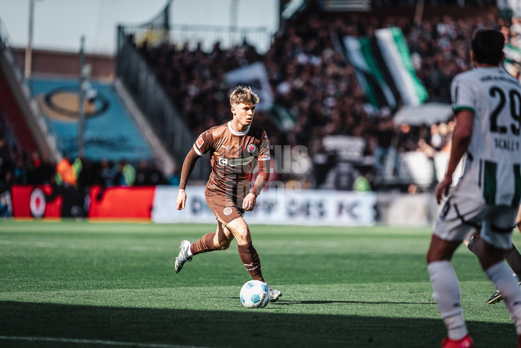 Fußball | Männer | Saison 2024/2025  | Fußball-Bundesliga | 28. Spieltag | FC St. Pauli vs. Borussia Mönchengladbach | 06.04.2025 | Noah Weißhaupt (#13, FC St. Pauli) am Ball