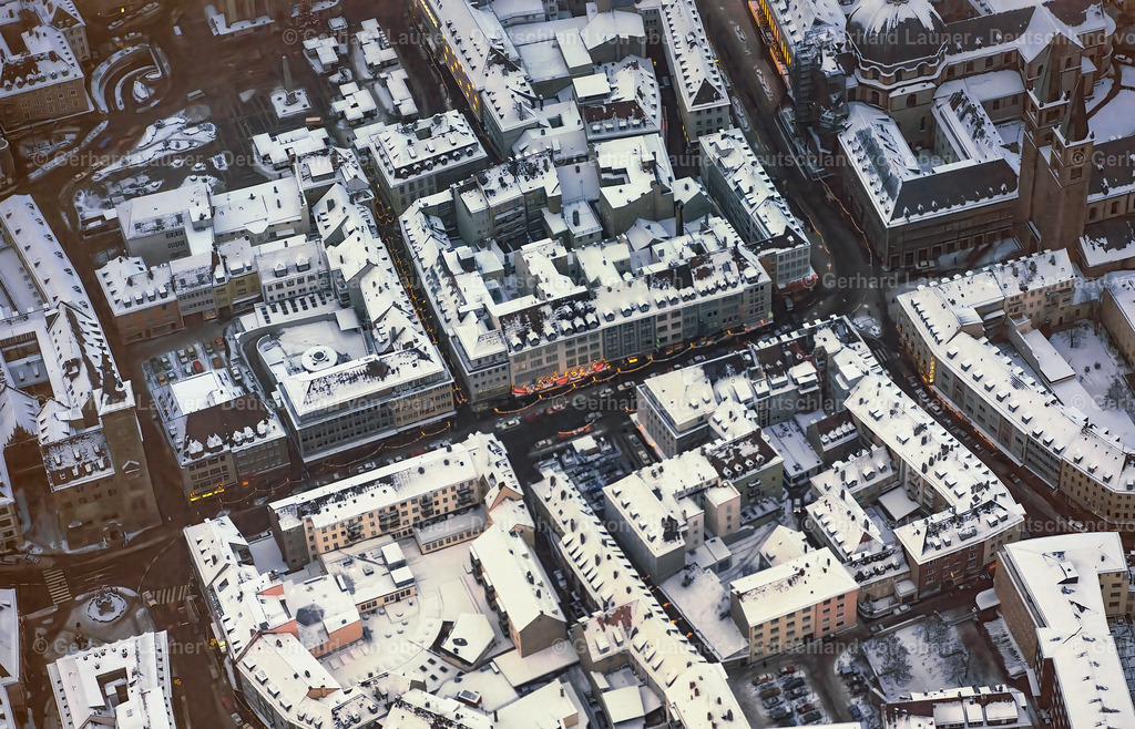 9200491 | Weihnachtlich geschmückte Domstrasse mit Schnee