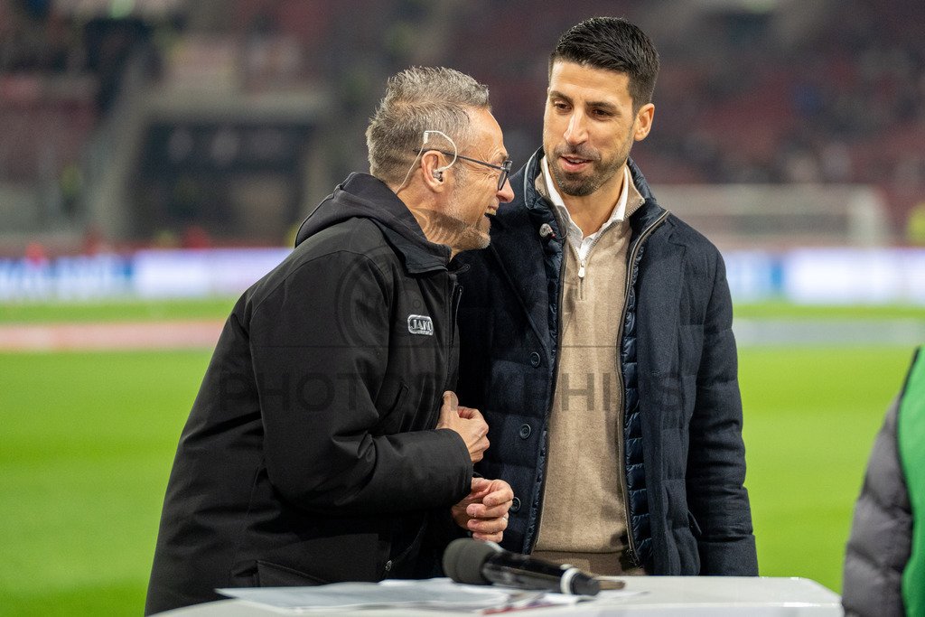 VfB Stuttgart vs. RB Leipzig, Fussball, 1. Bundesliga, 26. Spieltag, 15.03.2026 | Holger Laser (Stadionsprecher VfB Stuttgart) mit Sami Khedira,VfB Stuttgart vs. RB Leipzig, Fussball, 1. Bundesliga, 26. Spieltag, 15.03.2026Foto: photosbyphips/Philip Ziegler