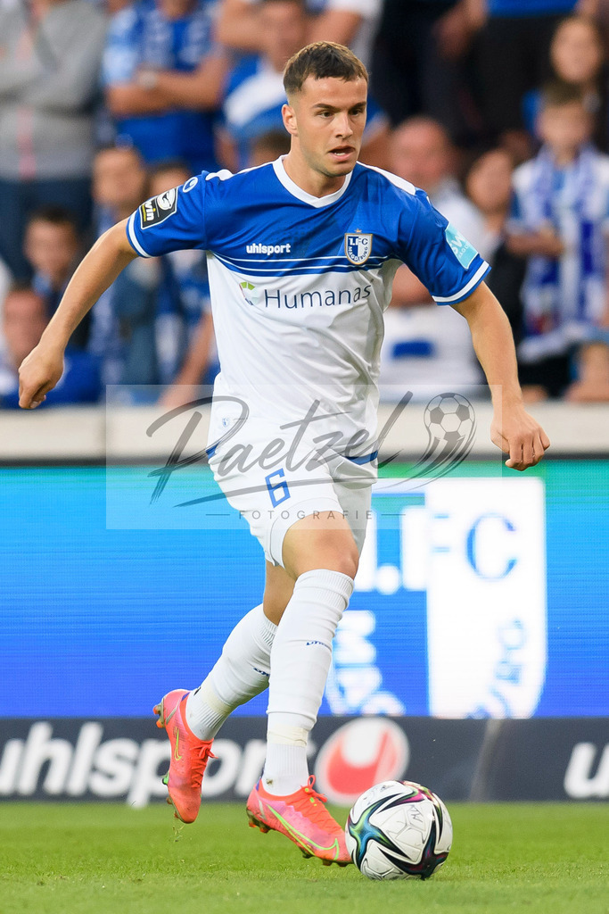 FCMFCK20210904_229 | Fussball, Herren: Adrian Malachowski (1. FC Magdeburg) in Aktion, am Ball, Einzelaktion beim Spiel der 3. Liga zwischen 1. FC Magdeburg und 1. FC Kaiserslautern in der MDCC-Arena am 04.09.2021 in Magdeburg, Deutschland.DFB / DFL REGULATIONS PROHIBIT ANY USE OF PHOTOGRAPHS AS IMAGE SEQUENCES AND/OR QUASI-VIDEO. - Realisiert mit Pictrs.com