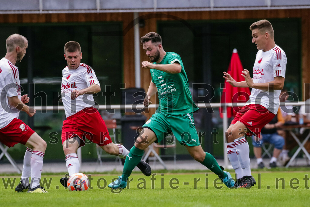 2023-08-26_090_TSV_Ebersberg_gegen_TSV_Oberpframmern | Ebersberg, Deutschland, 26.08.2023:
Fußball, Kreisliga 2023 / 2024, 2. Spieltag, TSV 1877 Ebersberg gegen TSV Oberpframmern, Endergebnis: 5:1

Florian Lechner (TSV Oberpframmern, #6), Tobias Lutz (TSV Oberpframmern, #4), Yannik Sabatier (TSV 1877 Ebersberg, #19), Maximilian Probst (TSV Oberpframmern, #7)

Foto: Christian Riedel / fotografie-riedel.net