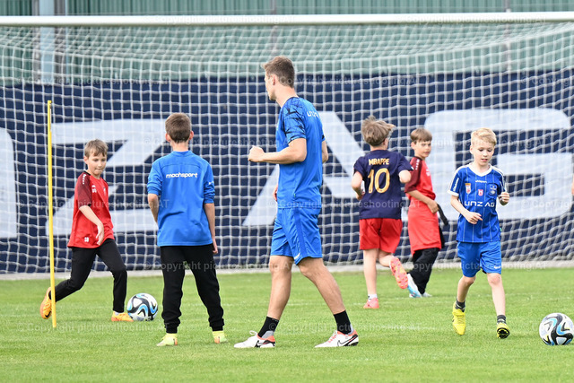 mikovits-20240507-0045 | Image shows Manuel Maranda (BWL) with children during warm up, PK LASK, Sport, Bundesliga, Fußball /Foto: Albert Mikovits Datum 20240507