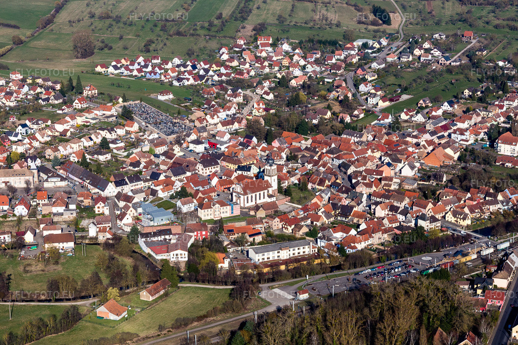 Vue aérienne: Vue du village à Dettwiller dans le département Bas Rhin, France. Photo: IMG_097555.jpg prise le 16/03/2017 par Werner Riehm/FLY-FOTO.eu – Résolution de l'original: 5472 x 3648 px