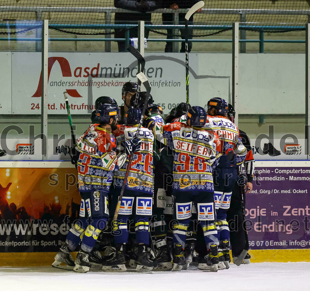 2022-12-09_151_TSV_Erding_gegen_EHC_Waldkraiburg | Erding, Deutschland, 09.12.2022:
Eishockey, Bayernliga 2022 / 2023, 19. Spieltag, TSV Erding gegen EHC Waldkraiburg, Endergebnis: 9:2

Anthony Dillmann (EHC Waldkraiburg, #26), Philipp Seifert (EHC Waldkraiburg, #96)

Foto: Christian Riedel / fotografie-riedel.net