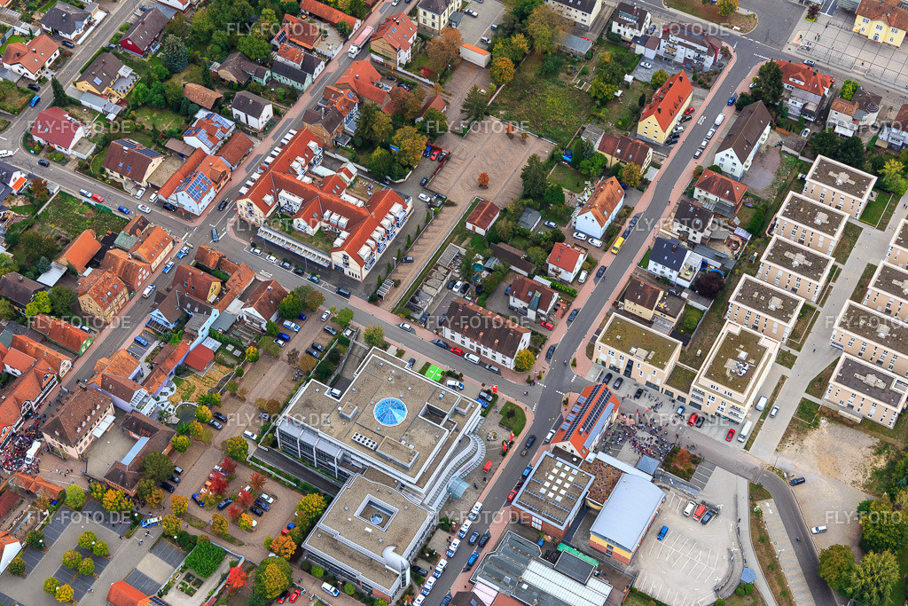 Demo "Frauenbündnis Kandel" vs. "AntiFa/Wir sind Kandel/Omas gegen rechts" | Luftbild: Demo "Frauenbündnis Kandel" vs. "AntiFa/Wir sind Kandel/Omas gegen rechts" in Kandel im Bundesland Rheinland-Pfalz in Deutschland. Foto: IMG_111949.jpg vom 06.10.2018 durch Werner Riehm/FLY-FOTO.de - Realisiert mit Pictrs.com