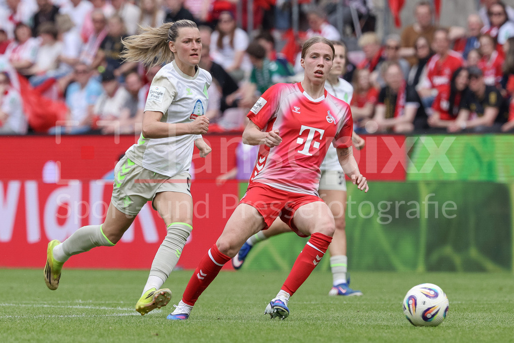Fussball, Google Pixel Frauen-Bundesliga, 1. FC Köln - SV Werder Bremen | v.li.: Medina Desic (SV Werder Bremen, 9) und Celina Degen (1. FC Köln, 5) im Zweikampf, Duell, Dynamik, Aktion, Action, Spielszene, DIE DFB-RICHTLINIEN UNTERSAGEN JEGLICHE NUTZUNG VON FOTOS ALS SEQUENZBILDER UND/ODER VIDEOÄHNLICHE FOTOSTRECKEN. DFB REGULATIONS PROHIBIT ANY USE OF PHOTOGRAPHS AS IMAGE SEQUENCES AND/OR QUASI-VIDEO.