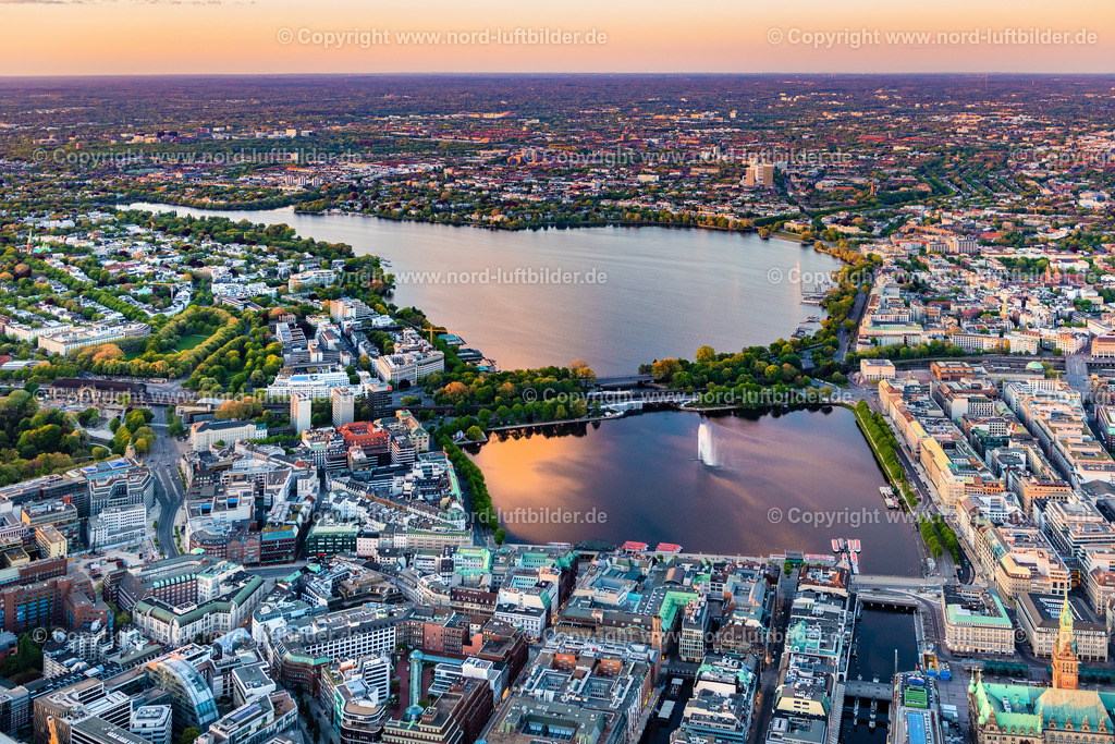 Hamburg_Alster_Im_Sonnenutergang_ELS_3303050520 | HAMBURG 05.05.2020 Stadtansicht des Innenstadtbereiches an den Uferbereichen der Binnenalster in Hamburg, Deutschland. // City view of the downtown area on the shore areas of Binnenalster in Hamburg, Germany. Foto: Martin Elsen