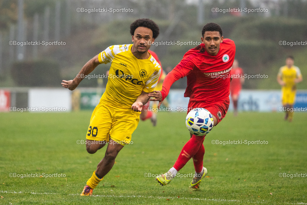Zweikampf | 15.11.2025, Fussball, Niederrheinpokal, VfB Homberg - Rot-Weiß Oberhausen: Zweikampf zwischen Ariyoh Yussuf Ayinla (VfB Homberg #30) und Eric Babacar Gueye (Rot-Weiß Oberhausen #11) - Realisiert mit Pictrs.com