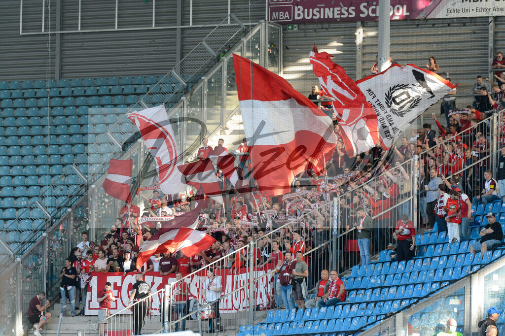 FCMFCK20210904_087 | Fussball, Herren: . Fans vom 1. FC Kaiserslautern beim Spiel der 3. Liga zwischen 1. FC Magdeburg und 1. FC Kaiserslautern in der MDCC-Arena am 04.09.2021 in Magdeburg, Deutschland.DFB / DFL REGULATIONS PROHIBIT ANY USE OF PHOTOGRAPHS AS IMAGE SEQUENCES AND/OR QUASI-VIDEO. - Realisiert mit Pictrs.com