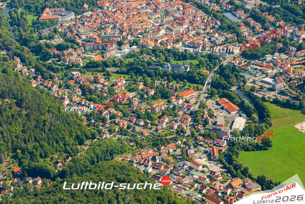 Luftbild der Stadt Meiningen - Die Luftaufnahme wurde 2025 vom UL-Flugzeug heraus erstellt ( keine Drohne ) - Hochauflösende Luftaufnahme - für professionelle Ausdrucke geeignet. Die Geschenkidee !Hier alle&nbsp;Infos zur Lizenzierung der LuftaufnahmeWir fliegen auch dieses Jahr wieder in Ihre Region um Luftbilder zu erstellen.- Luftbild anfragen