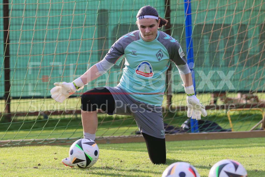 Fussball, Google Pixel Frauen-Bundesliga, Training SV Werder Bremen | v.li.: Johanna Wende (Torhüterin, Torwart, SV Werder Bremen, 25) bei einer Trainingsübung