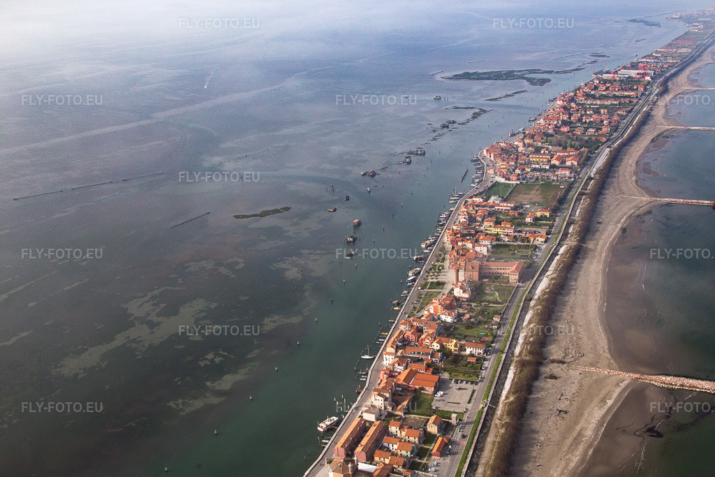 Vue aérienne: Zone d'habitation dans le district Pellestrina de Venise à Pellestrina dans le département Vénétie, Italie – .Photo: IMG_087444.jpg prise le 06/04/2016 par Werner Riehm/FLY-FOTO.eu – Résolution de l'original: 4847 x 3231 px