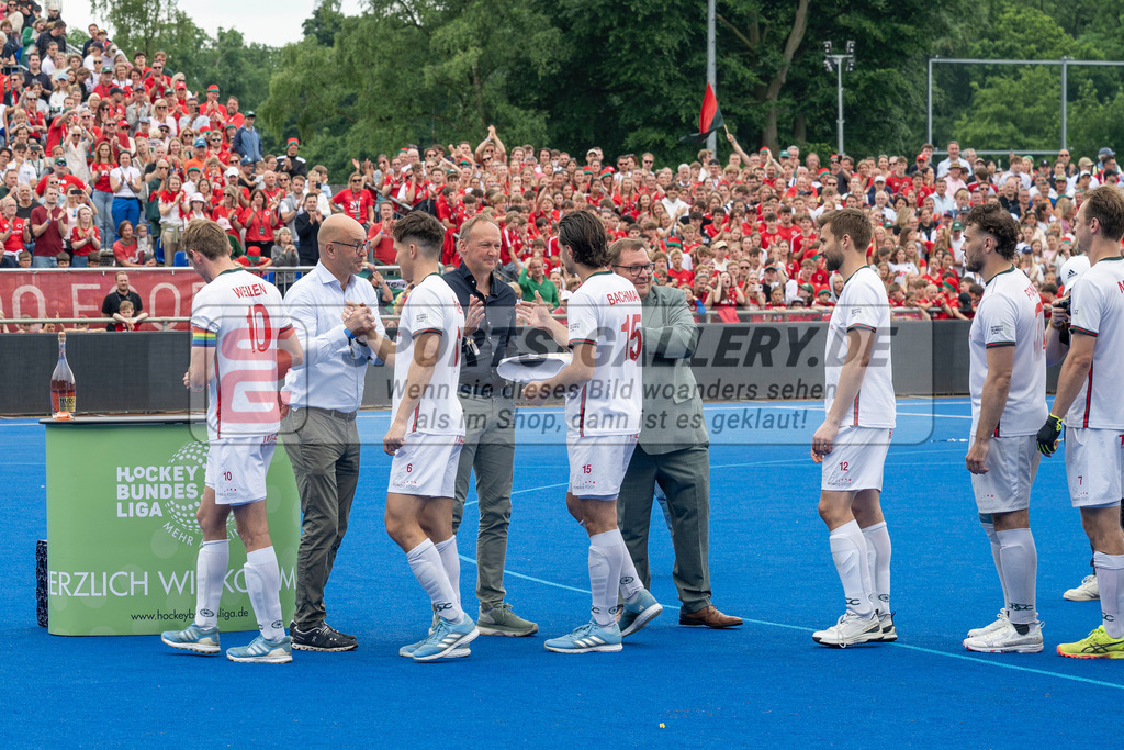 Final4_20250601-1621-Z82_9520 | Krefeld, Deutschland, 01.06.2025:  Feldhockey Final4 2025 – „Deutsche Feldhockey-Meisterschaften 2025“ Crefelder HTC - Rot-Weiss Köln (Finale Herren) im Gerd-Wellen-Hockeyanlage am 01.06.2025 in Krefeld, Deutschland. (Foto von Kramhöller/Fehrmann/Kaste)Krefeld, Germany, 01.06.2025: Feldhockey Final4 2025 – „Deutsche Feldhockey-Meisterschaften 2025“ Harvestehuder HTC - Düsseldorfer HC (Finale Damen) in Gerd-Wellen-Hockeyanlage at 01.06.2025 in Krefeld, Deutschland. (Foto from Kramhöller/Fehrmann/Kaste)
