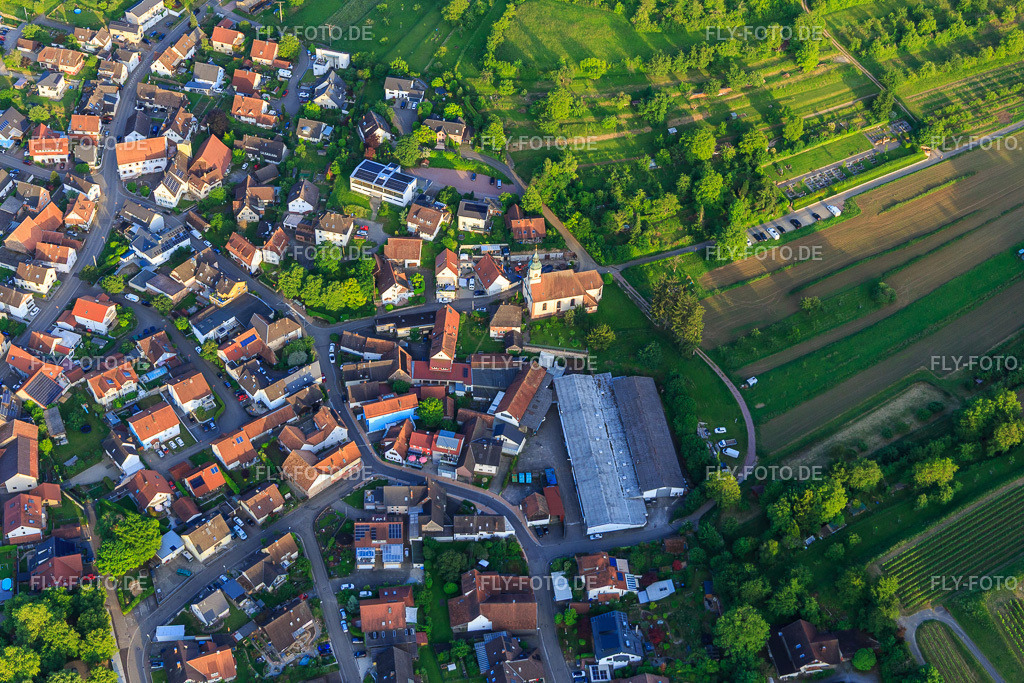 Dorfansicht mit Abdeckfuchs24 GmbH und Kirche St. Sebastian http://www.abdeckfuchs24.de/ | Luftbild: Dorfansicht mit Abdeckfuchs24 GmbH und Kirche St. Sebastian http://www.abdeckfuchs24.de/ im Ortsteil Bombach in Kenzingen im Bundesland Baden-Württemberg in Deutschland. Foto: IMG_147449.jpg vom 29.05.2025 durch Werner Riehm/FLY-FOTO.de - Realisiert mit Pictrs.com
