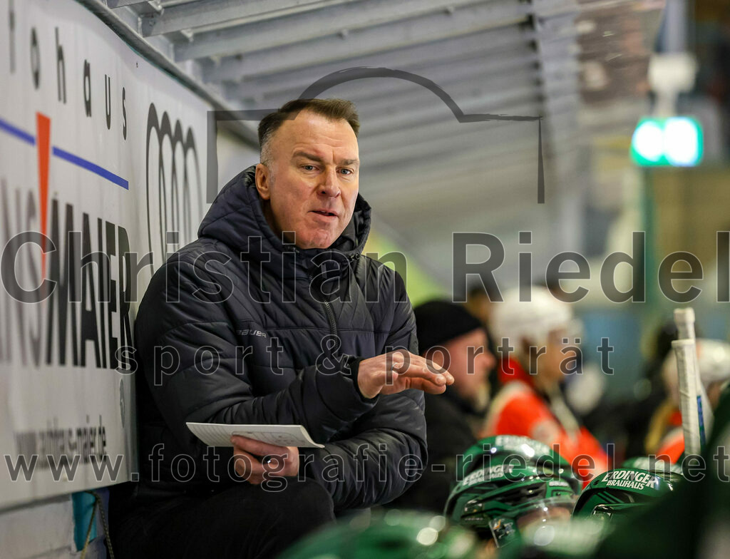 2024-01-26_019_TSV_Erding_gegen_HC_Landsberg | Erding, Deutschland, 26.01.2024:
Eishockey, Bayernliga Vorrunde 2023 / 2024, 28. Spieltag, TSV Erding gegen HC Landsberg, Endergebnis: 6:2

Teamchef Thomas Daffner (Erding Gladiators)

Foto: Christian Riedel / fotografie-riedel.net