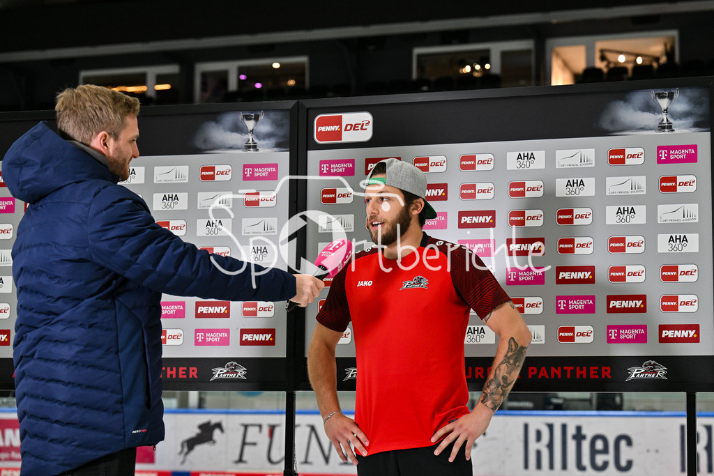 Augsburger Panther - Adler Mannheim | Im Bild Riley DAMIANI (Augsburger Panther #19) beim Interview von MagentaSport vor der Partie in Augsburg / Einzelfoto / Freisteller  / DEL: Augsburger Panther - Adler Mannheim; Curt Frenzel Stadion am 14.09.2025